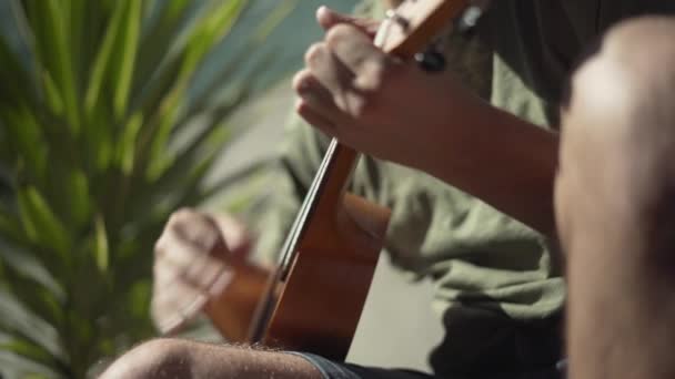 Side View Man Játszik Ukulele — Stock videók