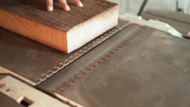 Slow Motion Hand Pushing Wood Längs Tabell Planer — Stockvideo