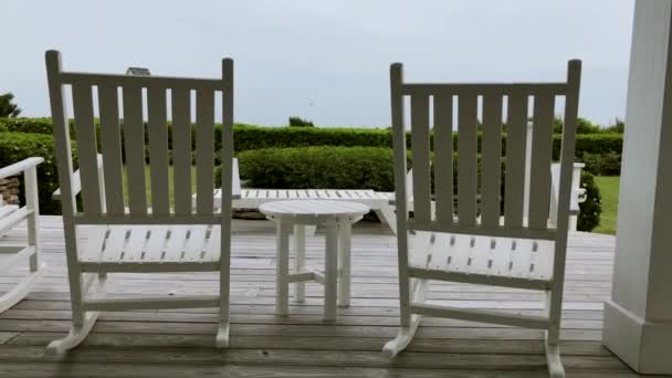 Conjunto Mecedoras Aire Libre Balanceándose Viento Situado Carolina Del Norte — Vídeos de Stock