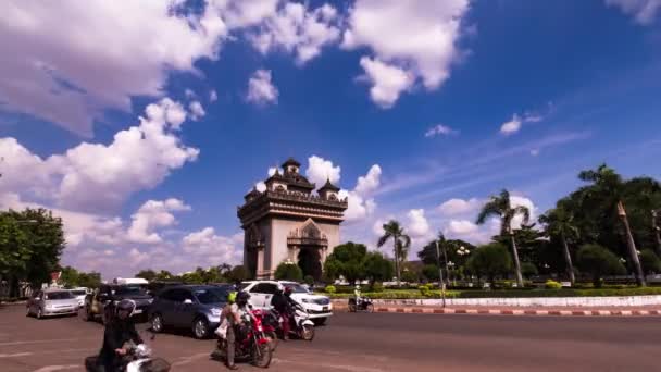 Patuxai Monument Vientiane Met Pluizige Wolken Stadsverkeer — Stockvideo