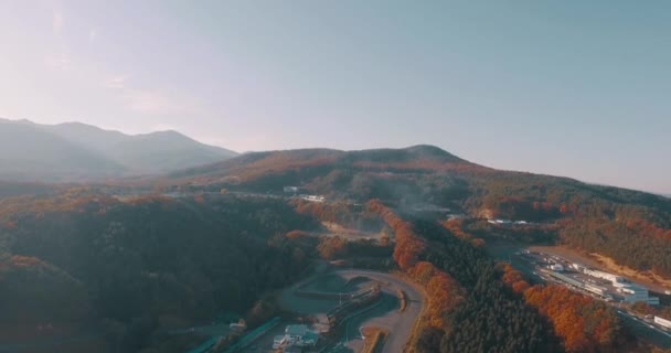 Наклон Дрона Гоночного Трека Посреди Гор Время Autumn — стоковое видео