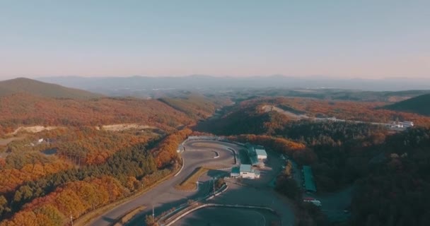 Letecký Dron Shot Pomalu Naklánět Dolů Odhalit Závodní Trať Uhnízděný — Stock video