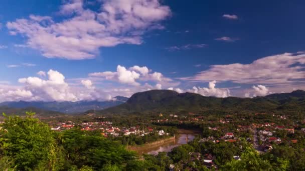 Luang Prabang Cityscape Areal Хмарними Формаціями Фонових Горах — стокове відео