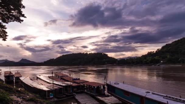 Łodzie Turystyczne Zaparkowane Mekongu Azji Południowo Wschodniej Zachodzącym Słońcem Chmurami — Wideo stockowe