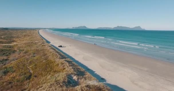 Aerial Drone Shot Coastline New Zealand Pushing Gorgeous Blue Ocean — Vídeos de Stock