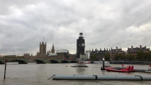 Una Vista Sobre Río Támesis Con Vistas Las Casas Del — Vídeo de stock