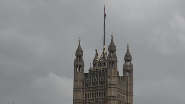 Britse Vlag Wappert Het Westminster Palace Londen Verenigd Koninkrijk — Stockvideo