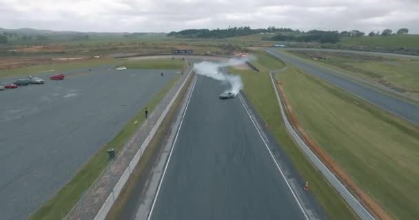 複数のレースカーの空中ドローンショットレーストラックのすぐ下に彼らの方法を作る — ストック動画