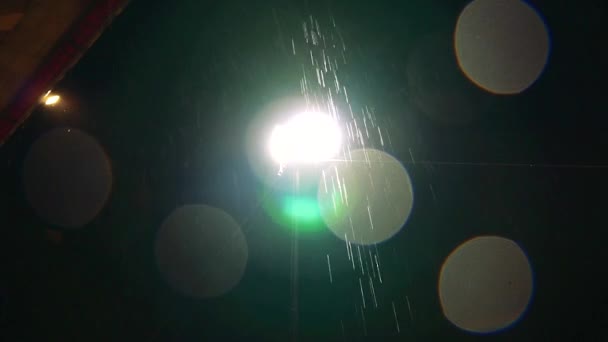 Видеозапись Дождя Выпадающего Перед Фонариком — стоковое видео