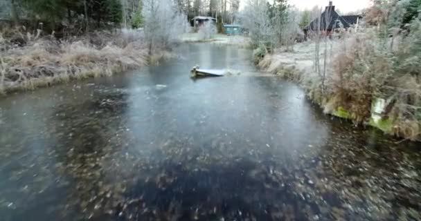 Ein Kaputter Pier Der Mit Einem Bach Zugefroren Ist — Stockvideo