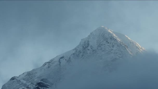 Las Nubes Mueven Lentamente Través Pico Cubierto Nieve Las Montañas — Vídeos de Stock