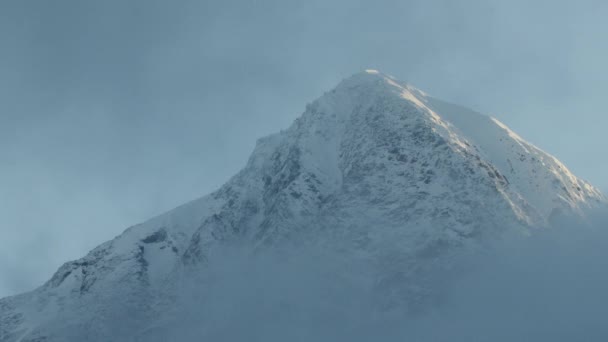 Bulutlar Yavaşça Chugach Dağlarında Alaska Karla Kaplı Bir Tepe Boyunca — Stok video