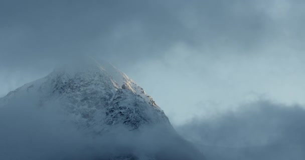 Nuages Déplacent Lentement Travers Pic Couvert Neige Dans Les Montagnes — Video