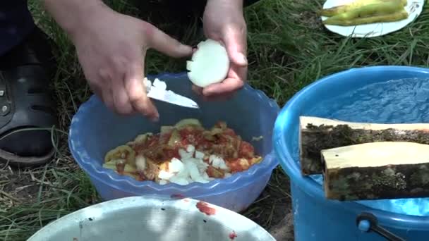 Homem Chops Uma Cebola Sua Mão Enquanto Prepara Comida Para — Vídeo de Stock