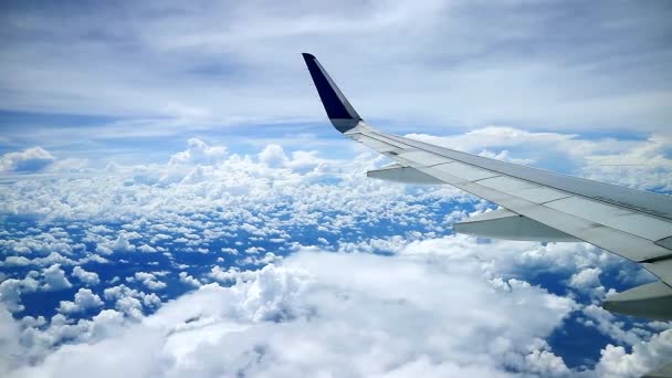 Pemandangan Langit Mendung Yang Indah Dari Jendela Pesawat Komersial — Stok Video