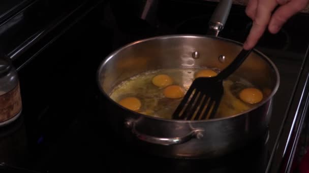 Młody Dorosły Mężczyzna Jajecznica Duży Stainless Steel Pan Pełna Organicznych — Wideo stockowe