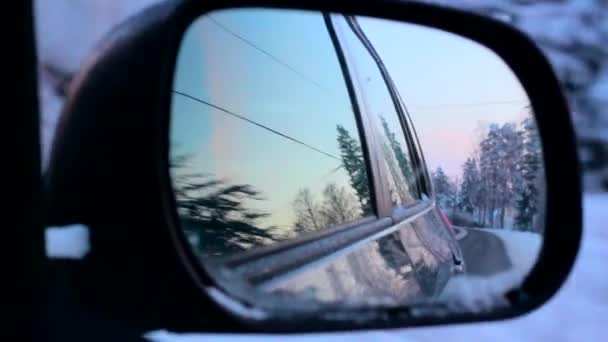 Winter Zonsondergang Weergegeven Door Een Auto Spiegel Auto Rijdt Door — Stockvideo