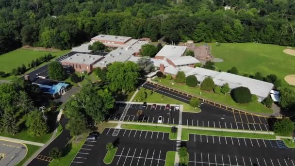 Drone Tiro Panning Sobre Escola Primária — Vídeo de Stock