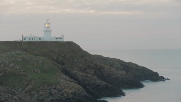 Bulutlu Bir Akşamda Deniz Feneri Manzarası Strumble Head Deniz Feneri — Stok video