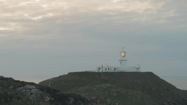 Bulutlu Bir Akşamda Deniz Feneri Manzarası Strumble Head Deniz Feneri — Stok video