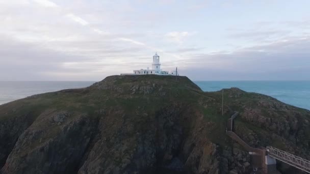 Akşamları Strumble Head Deniz Feneri Nin Hava Manzarası Yukarıya Doğru — Stok video