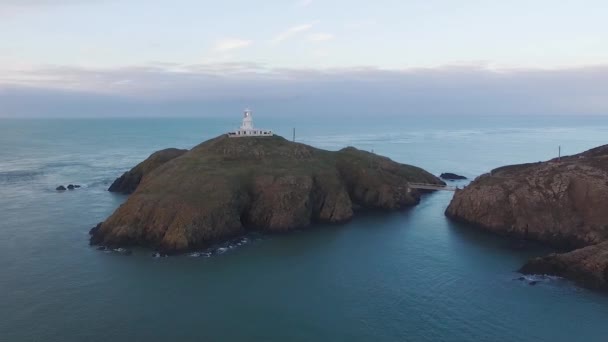 Akşamları Strumble Head Deniz Feneri Nin Hava Manzarası Drone Sağa — Stok video