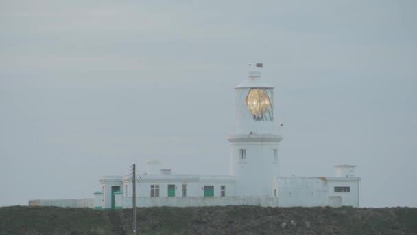 Zavřít Pohled Maják Oblačného Večera Strumble Head Lighthouse — Stock video