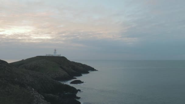 Široký Výhled Maják Nad Mořem Oblačného Večera Strumble Head Lighthouse — Stock video