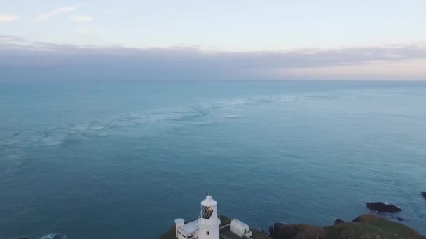 Akşamları Strumble Head Deniz Feneri Nin Hava Manzarası Geri Çekilmesi — Stok video