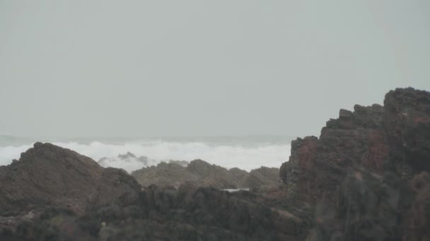 Grandes Rocas Playa Con Olas Fondo Movimiento Lento — Vídeos de Stock