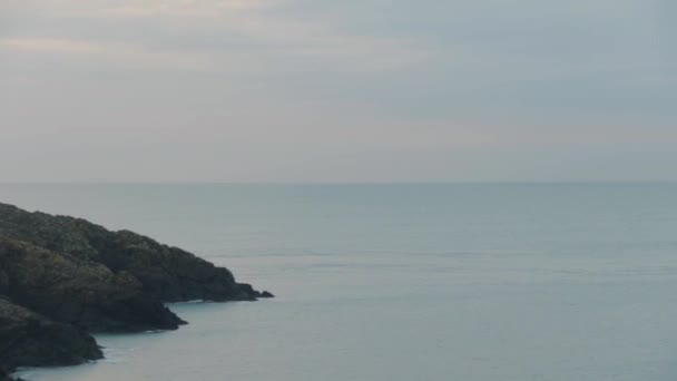Bulutlu Bir Akşamda Deniz Feneri Manzarası Çapraz Geçmiş Strumble Head — Stok video