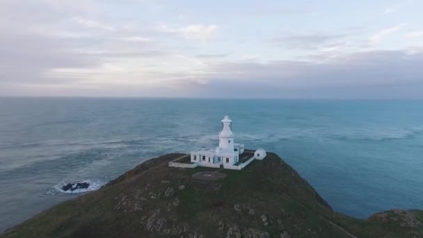 Flygfoto Över Strumble Head Fyr Kvällen Drönaren Cirklar Runt — Stockvideo