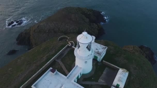 Luftaufnahme Des Strumble Head Leuchtturms Abend Drohne Zurückziehen Und Nach — Stockvideo