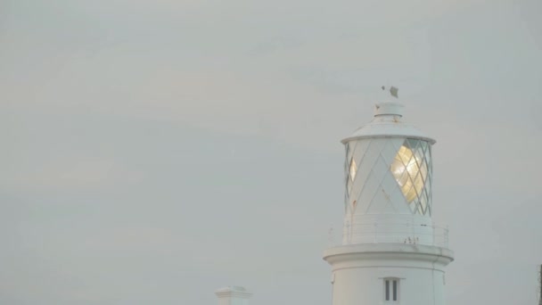 Bulutlu Bir Akşamda Deniz Fenerinin Yakın Görüntüsü Strumble Head Deniz — Stok video