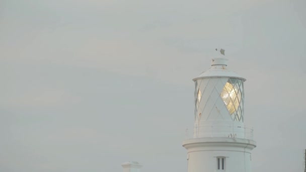 Vista Cercana Del Faro Noche Nublada Faro Cabeza Strumble — Vídeo de stock