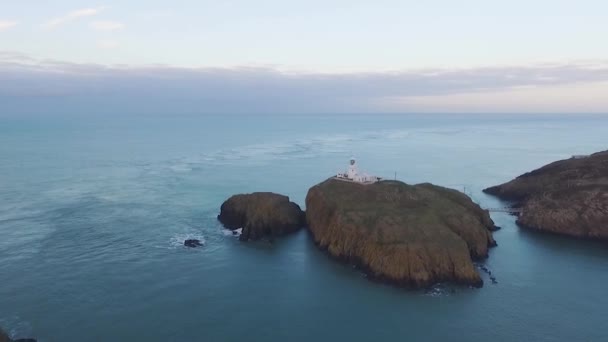 Akşamları Strumble Head Deniz Feneri Nin Hava Manzarası Geri Çekiliyor — Stok video