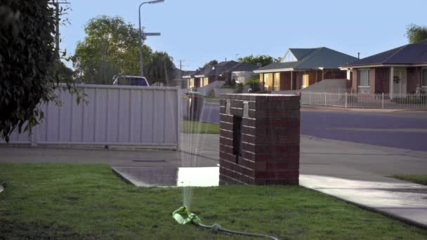 郊区房屋前草坪上的洒水器 — 图库视频影像
