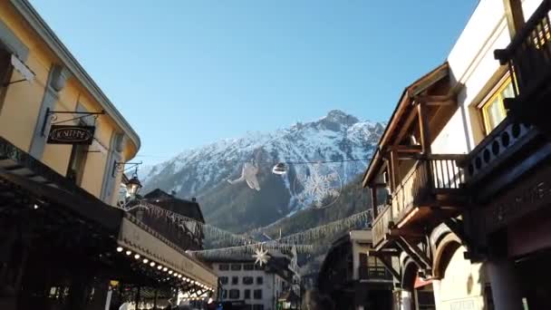 Vista Sulle Montagne Dal Centro Della Città Chamonix Francia Durante — Video Stock