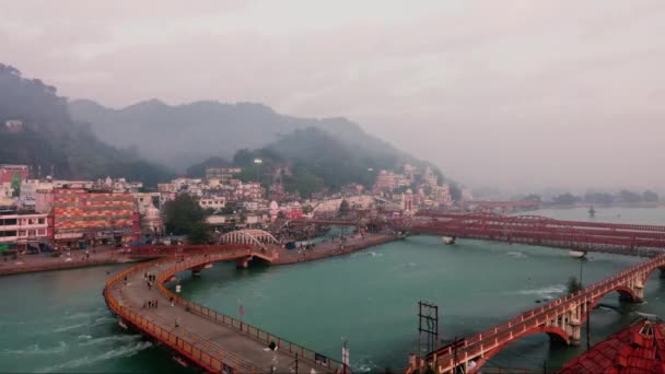 ハリダワールの群衆 巡礼者 と聖なるガンガ川の経過 Har Pauri Gats Haridwar India — ストック動画