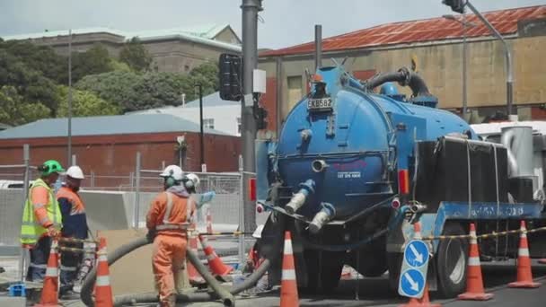 Строители Работающие Трубопроводами Рядом Грузовиком Застрелены Веллингтоне Новая Зеландия — стоковое видео