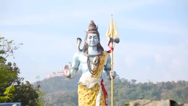 Статический Снимок Гигантской Статуи Индуистского Бога Шивы Бхагваан Шив Смотрящей — стоковое видео