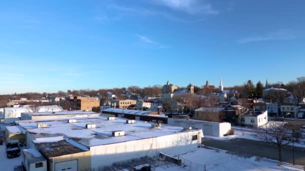 米国イリノイ州の小さな都市の町レモンの北西側の水平方向のパンと空中の景色 冬の午後の青空のような明るい天気です — ストック動画