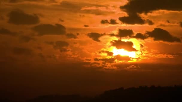 Zaman Atlamalı Bulutlar Yuvarlanan Kabarık Bulutlar Arka Planda Orman Sarı — Stok video