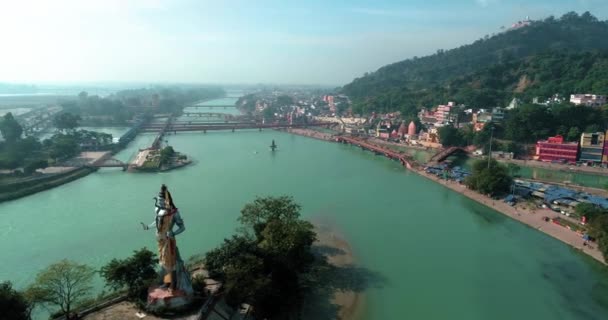 Letecký Snímek Města Haridwar Velkou Sochou Hinduistického Boha Lorda Šivy — Stock video