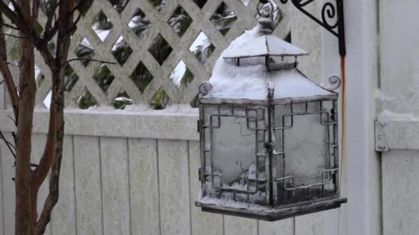 Strak Shot Van Een Bevroren Sierlijk Vogelhuis Een Winter Blizzard — Stockvideo