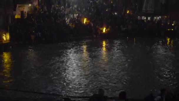 Multidões Durante Ganga Aarti Har Pauri Com Incêndios Queimando Haridwar — Vídeo de Stock