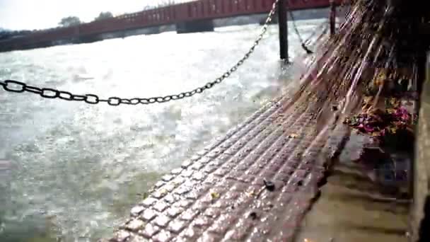 Людина Пробиває Причал Річки Ганг Очищення Ганг Гатс Священному Місті — стокове відео