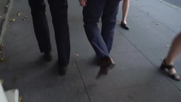 街の通りを歩いて腰からスーツを着た2人の男のショット — ストック動画