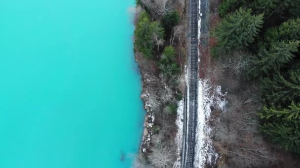 Powolna Zjeżdżalnia Nad Kolejami Górskimi Pobliżu Rzeki Lodem Postrzelony Dronem — Wideo stockowe