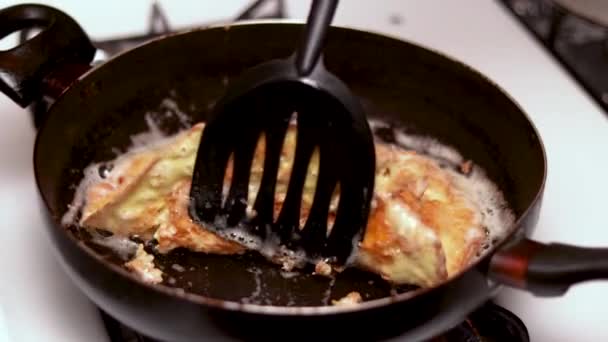 Comprobando Cuidadosamente Los Huevos Revueltos Después Asegurarse Que Están Bien — Vídeo de stock